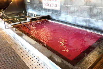 天然温泉「湯の華廊」で、お風呂をピンクに染めるイベント